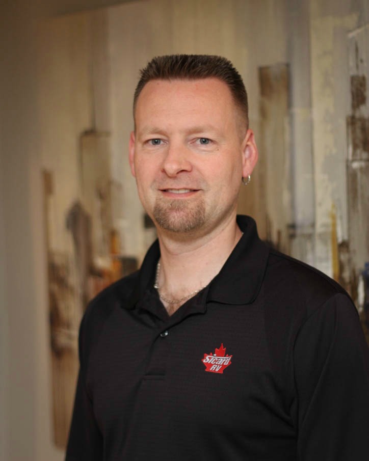 Staff Portrait - Damen Adam